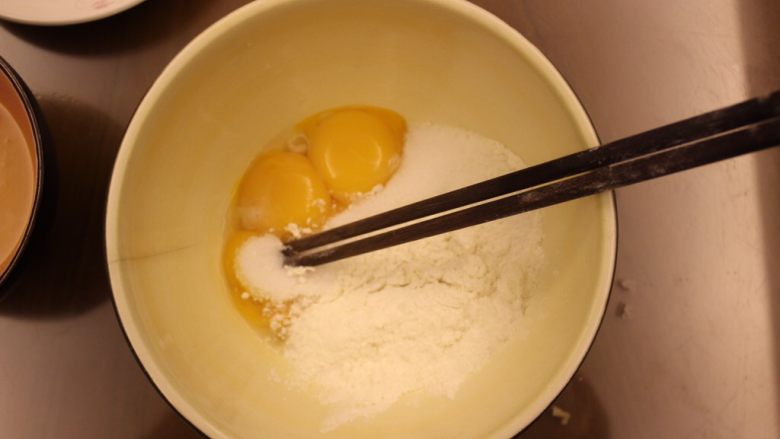 奶油面包(不用烤箱),加入50g糖还有20g白面粉,混在一起