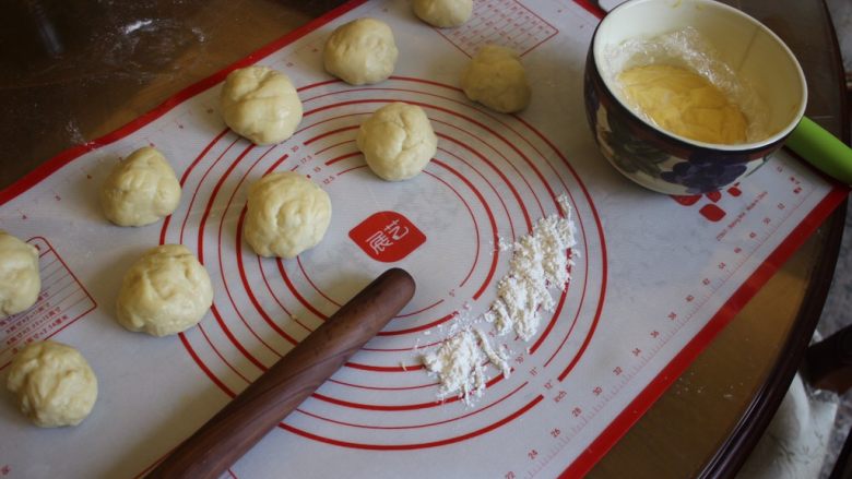 奶油面包(不用烤箱),15分钟后,把个个的团弄成小球,拿个棍子还有冰箱里的奶油