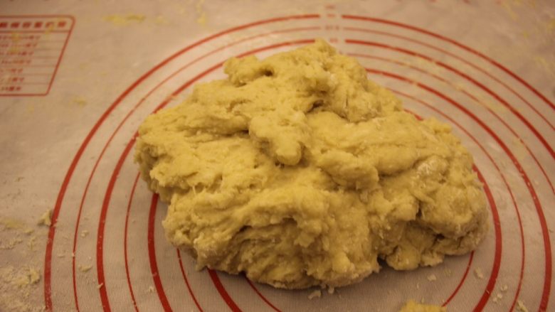 奶油面包(不用烤箱),慢慢的把面粉和这些搅拌在一起