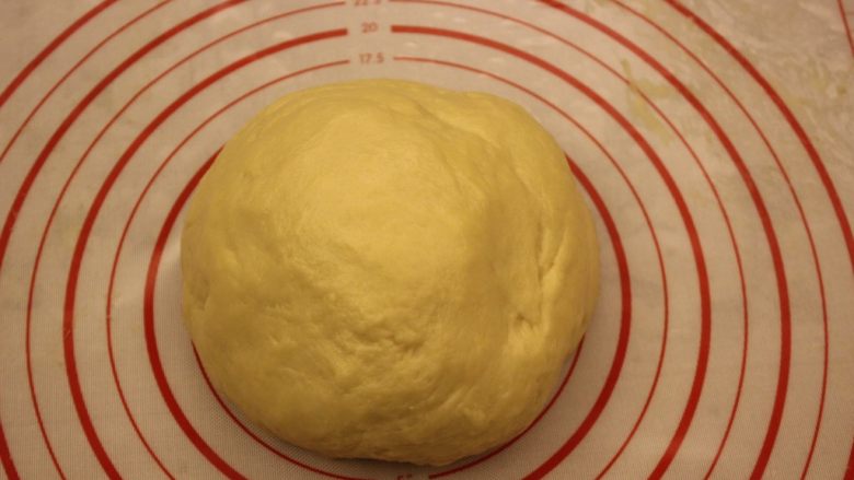 奶油面包(不用烤箱),和好后,把它弄成一团