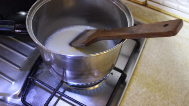 奶油面包(不用烤箱),在锅里,把15ml黄油在250ml牛奶里化开,一边化一边搅拌