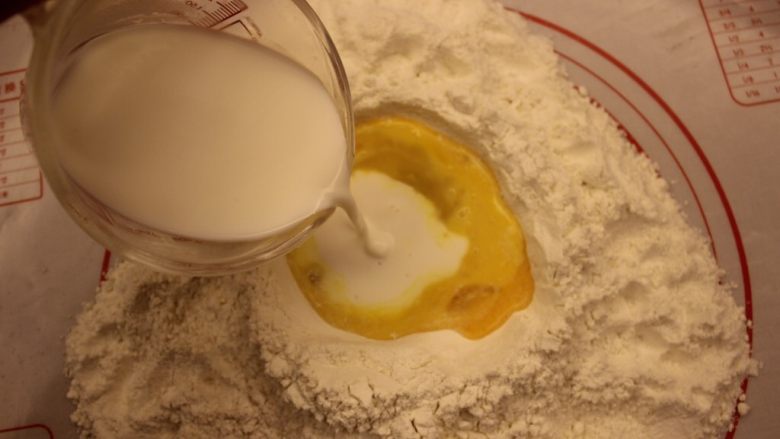 奶油面包(不用烤箱),把温的牛奶,奶油喝水加进去