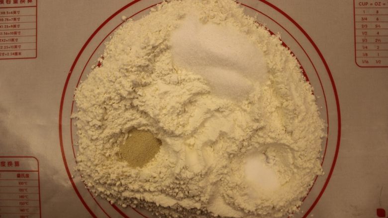 奶油面包(不用烤箱),把糖,盐和酵母粉放在不同的洞里让后在那个角落各自的和面粉搅(得要先避免盐和酵母粉混在一起)