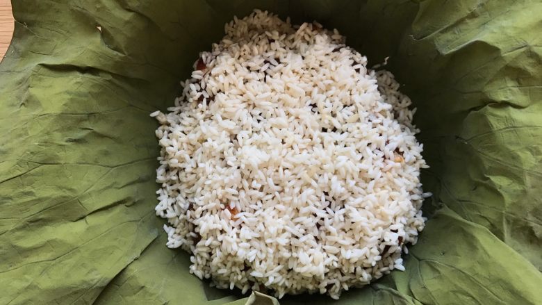 荷香排骨饭,放进蒸笼里,让每块排骨都裹上大米,全部弄好后再将剩余的米粒铺放在上面