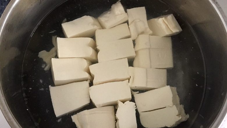 鱼头豆腐汤,放入豆腐过水,捞起来沥干水分