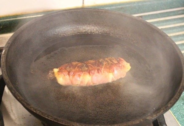 鮟鱇鱼生火腿佐芒果酱汁,制作芒果酱汁:芒果果肉在平底锅加橄榄油煎软,放入调理机加一小匙柠檬汁,打成泥即可。
