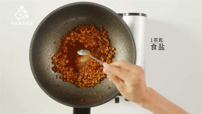 超下饭的肉末茄子,营养美味吃不够!,加入一茶匙食盐