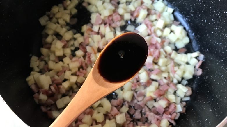 荠菜冬笋饭,锅中倒少许油,油热后倒入培根和冬笋定翻炒,放入<a style='color:red;display:inline-block;' href='/shicai/ 788'>生抽</a>继续炒制片刻盛出备用