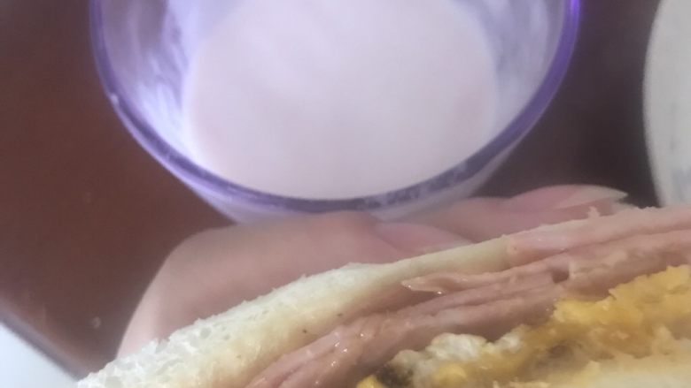 三明治,把美式火腿拿出来用油煎一下,鸡蛋也煎成荷包蛋上面撒点盐,我煎鸡蛋不好看,请忽略,,拿出切片面包,上面涂上丘比千岛酱,把煎好的美式火腿放在切片面包上,接着放上干酪片,煎好的鸡蛋,再拿一块切片面包,好了,可以吃啦,在配上一杯酸奶,美味