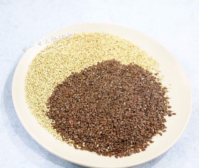 南瓜苹果亚麻籽糊,亚麻籽加少量<a style='color:red;display:inline-block;' href='/shicai/ 666'>芝麻</a>小火炒出香味。还有种黄金亚麻籽，功效差不多，只是品种不一样。