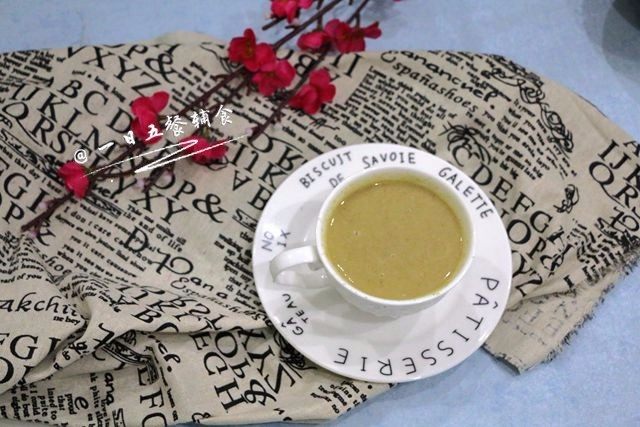 南瓜苹果亚麻籽糊,搅拌机壁上的，加水再打10秒，我直接喝掉。