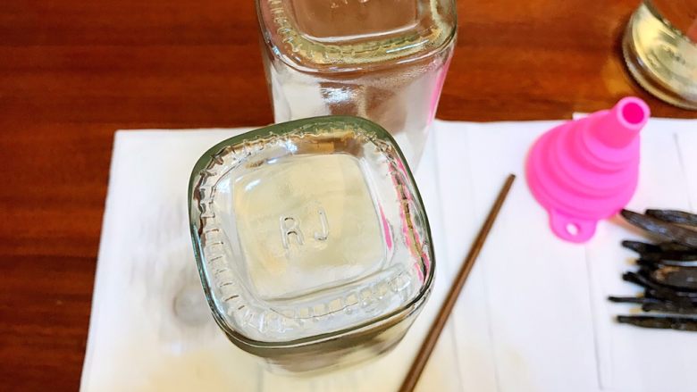 省钱自制《香草精》,3分钟后,倒掉开水,倒扣在纸巾上,沥水。