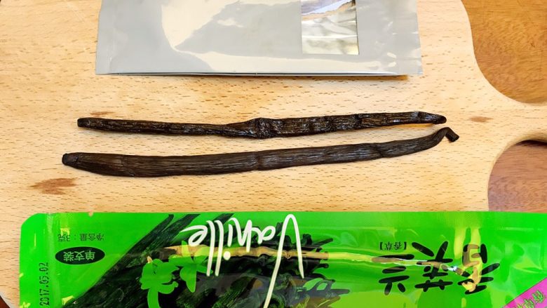 省钱自制《香草精》,打开后发现,绿色的略微比银色的肥了一点。而银色的相对来说更加有亮泽,我问了一下,两种香味都很浓郁。