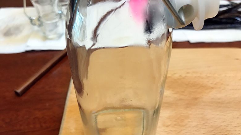 省钱自制《香草精》,3分钟后,会发现瓶子还是很热,但是里面有一些水汽。