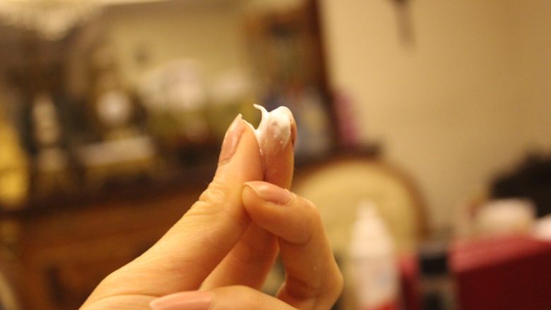 玫瑰蛋白霜饼干,一直搅拌,教导你用手指摸一下的时候感觉不到白砂糖