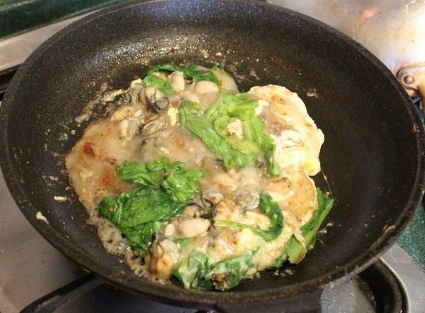 蚵仔煎,把蚵仔煎翻面,再煎一下即可起锅(再煎多久看您想吃多焦而定)。