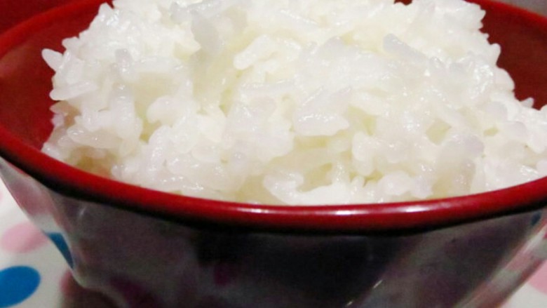 豆浆冰糖粥,大米用冷水浸泡30分钟捞出,锅里放入适量的水将米倒入。