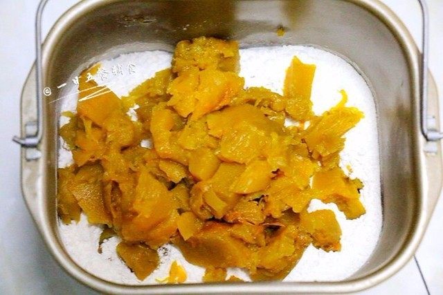 蔬菜猪南瓜面片,取南瓜泥和面粉活成不硬不软的面团,不要加水,全用南瓜泥。揉成的团稍微硬一点。