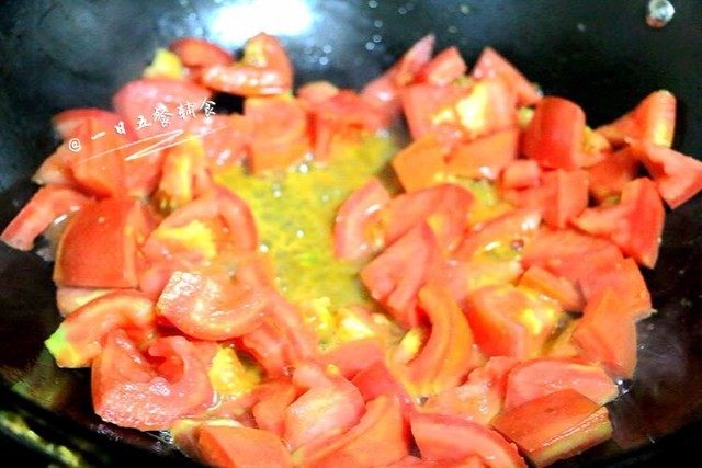 蔬菜猪南瓜面片,热锅热油,下西红柿煸炒。
🌻小贴士:小月龄宝宝,把西红柿皮去掉哦,西红柿开十字,放热水里烫下很轻松就去咯。