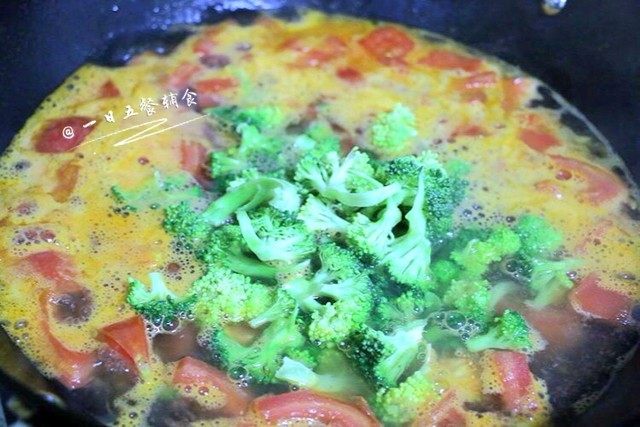 蔬菜猪南瓜面片,煮开后,加西兰花和面片,再次煮开后中火煮。