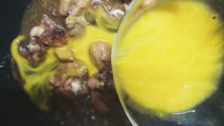 中式版快手亲子丼,鸡腿肉熟了后,把打散的鸡蛋均匀的倒在锅里。