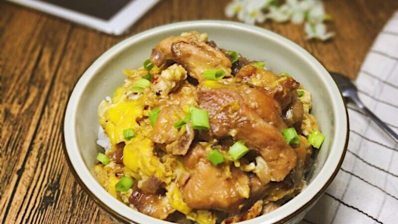 中式版快手亲子丼,撒上葱花,开吃。