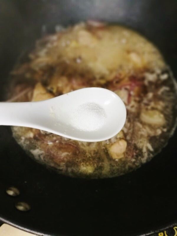 中式版快手亲子丼,根据口味放点盐。盖住锅盖,转中火,焖一会。约10分钟(时间根据肉多少定,这个鸡腿肉比较难熟,如果用鸡胸时间会很短)