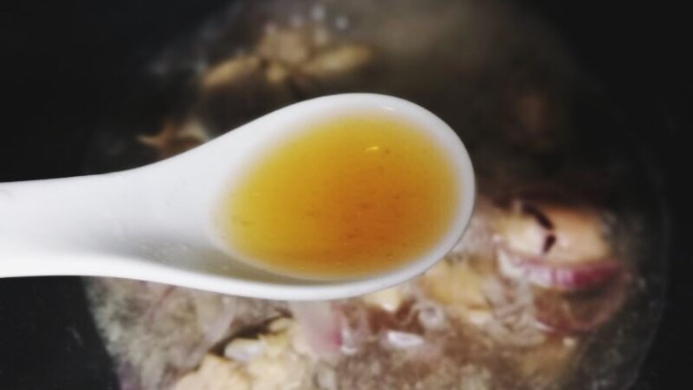 中式版快手亲子丼,撇干净后,加1勺料酒