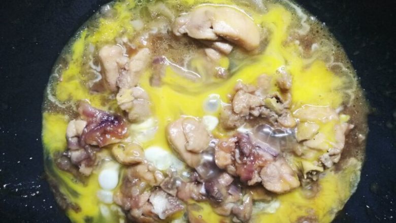 中式版快手亲子丼,不用等鸡蛋完全凝固,还有点水水的时候就可以关火出炉了。做好后直接淋在米饭上。