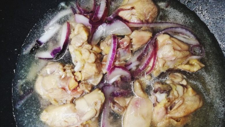 中式版快手亲子丼,炒到鸡腿肉发白,加水,水刚没住鸡块就好
