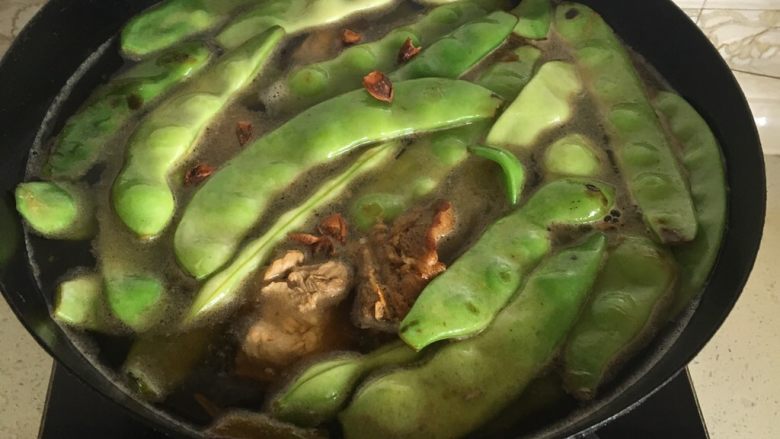 排骨豆角,把豆角炒蔫加水放盐十三香生抽，大火炖二十分钟加入土豆