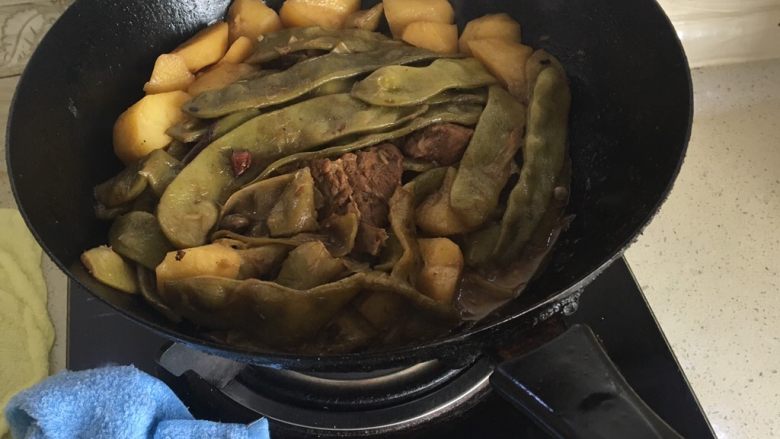排骨豆角,把土豆炖软，收汤，即可出锅