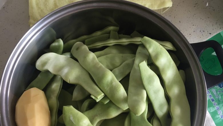 排骨豆角,豆角土豆准备好，洗干净，这是没洗的
