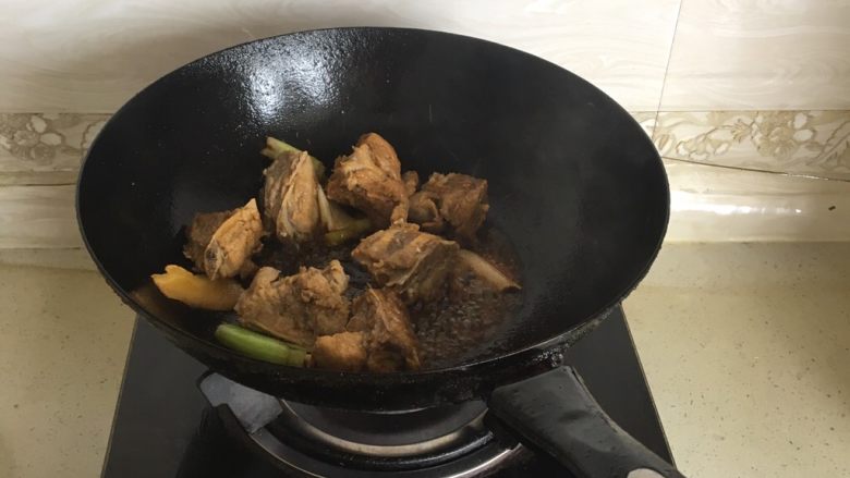 排骨豆角,锅中放油把排骨放入锅中加葱姜酱油翻炒均匀加豆角