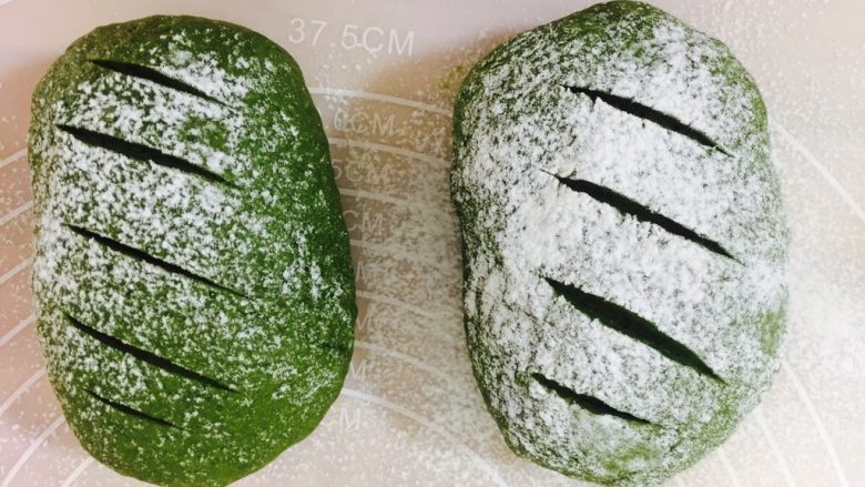 麻薯软欧包,撒上高筋,面包刀划口子 做造型