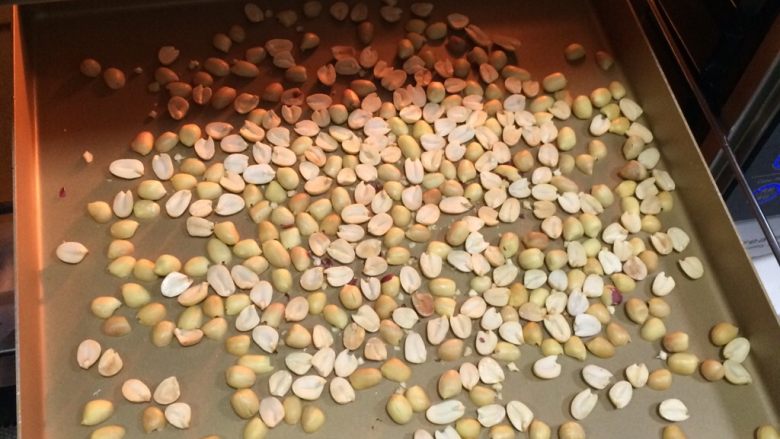 奥利奥花生牛轧糖,烤完后把花生去皮,继续放在烤箱内70度保温备用。