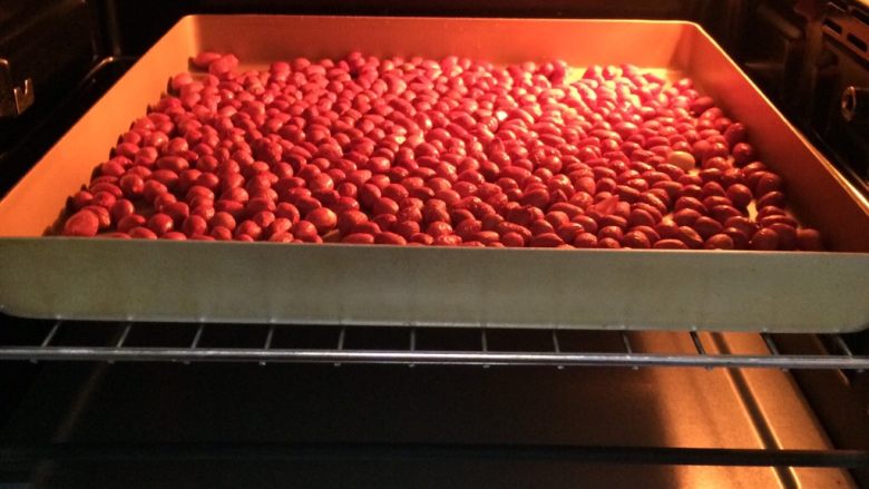 奥利奥花生牛轧糖,<a style='color:red;display:inline-block;' href='/shicai/ 664'>花生</a>用水冲洗下,沥干水分,放入烤箱中层,150度烤约20分钟。
