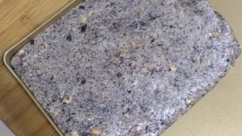 奥利奥花生牛轧糖,如果没有不粘盘,可以直接放在油纸上整形的,有擀面杖的话可以直接擀平,边角可以借用刮板整平。