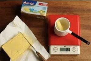 芒果班戟,切割称量安佳无盐黄油,融化备用。