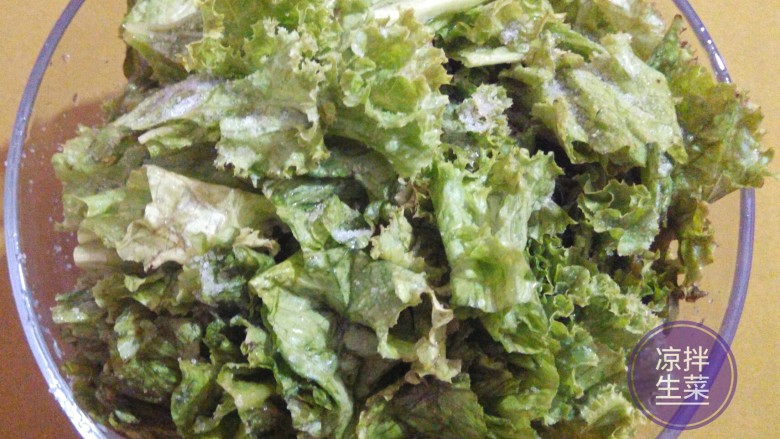 凉拌生菜,手撕生菜2至3厘米短节,放入器皿。