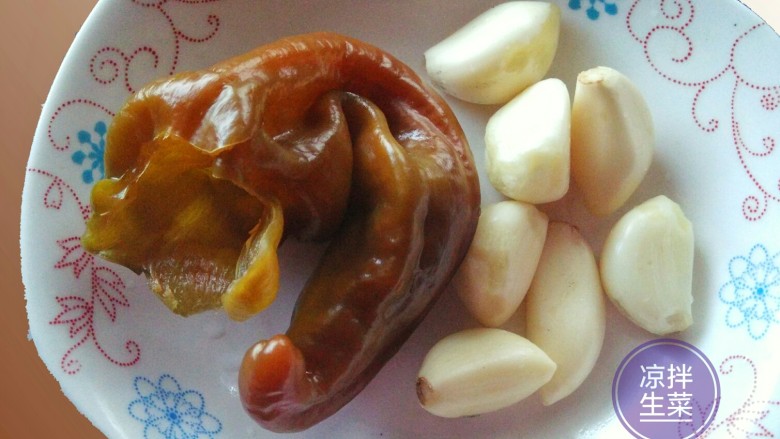 凉拌生菜,期间,洗好泡菜青椒(自制)和<a style='color:red;display:inline-block;' href='/shicai/ 2794'>大蒜</a>。
