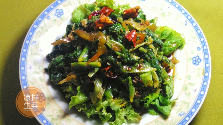 凉拌生菜,把容器里的备好的食材倒在盘里,盖在新鲜菜叶之上,加入红油辣椒就可以了。