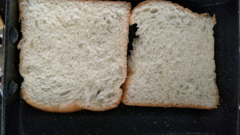 鸡蛋三明治,平底锅抹上黄油，稍微煎一下