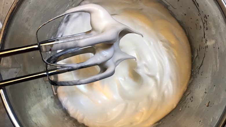 低糖低脂《黄瓜戚风蛋糕》【蛋糕篇】,再放入最后的白糖或者木糖醇,打发到坚挺!如果你用原模就9分打发,如果是中空,可以打发到10分。