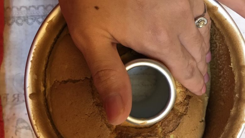 低糖低脂《黄瓜戚风蛋糕》【蛋糕篇】,上面剥离后,双手略微使劲,把蛋糕继续往下按,重心点靠向烟冲。