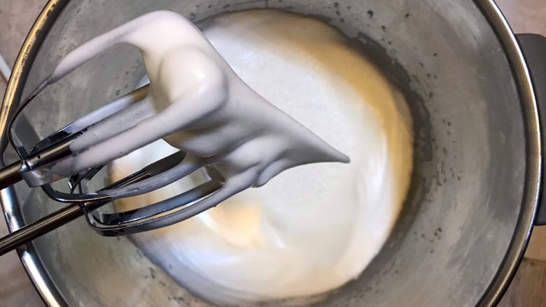 低糖低脂《黄瓜戚风蛋糕》【蛋糕篇】,再放入三分之一白糖或者木糖醇,打发到湿性,大概7分的样子。