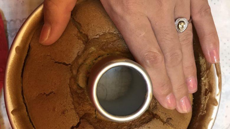 低糖低脂《黄瓜戚风蛋糕》【蛋糕篇】,两个手,按住蛋糕和模具的衔接处,轻轻往下按。如此按上几圈。