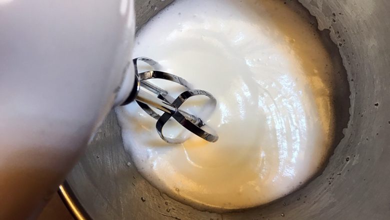 低糖低脂《黄瓜戚风蛋糕》【蛋糕篇】,打发鱼眼泡消失,泡沫细腻