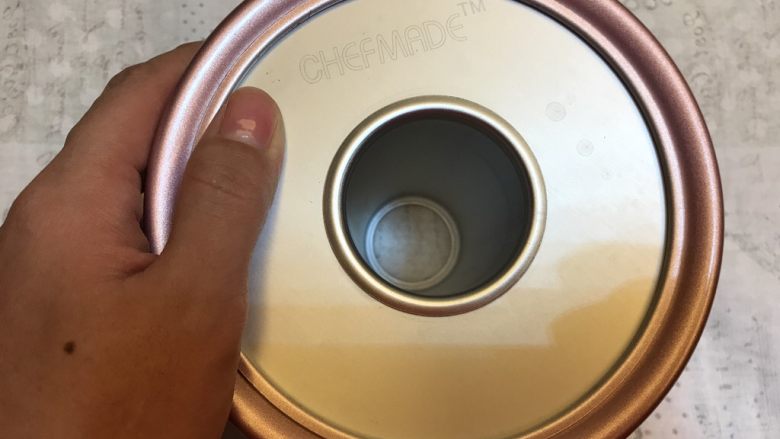 低糖低脂《黄瓜戚风蛋糕》【蛋糕篇】,扣下模具,双手轻轻的沿着模具边,转圈按下。