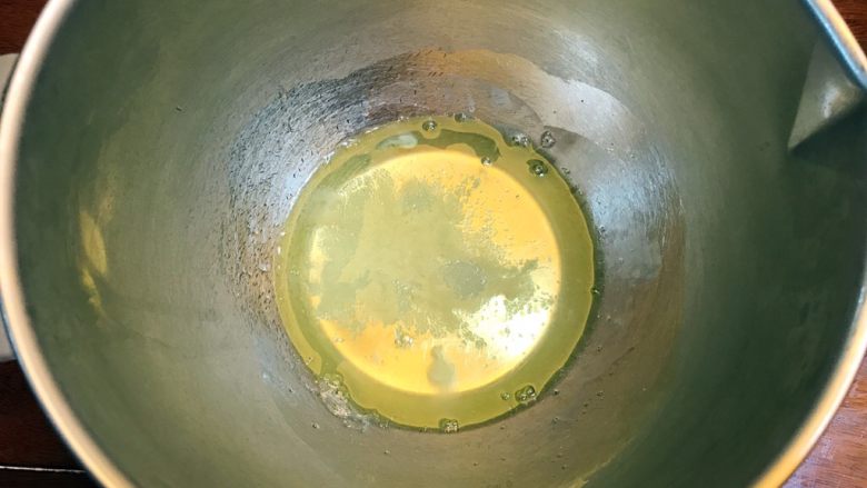 低糖低脂《黄瓜戚风蛋糕》【蛋糕篇】,拿出放在冷冻室的蛋白。放入三分之一的糖,高速打发!